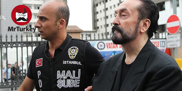 محاکمه عدنان اوکتار در دادگاه استانبول